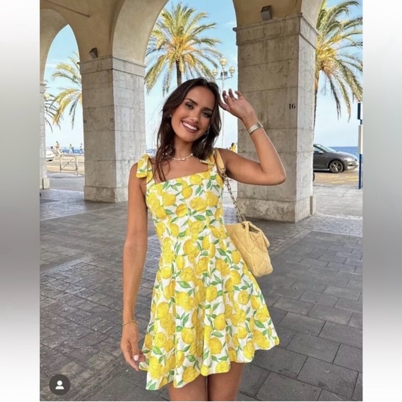 ZARA lemon print linen dress a “blogger favorite” - Picture 2 of 9